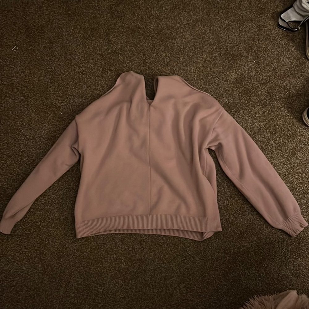 this is a cute sweatshirt with the ties on the back!Brand:pink rose! Size:M
